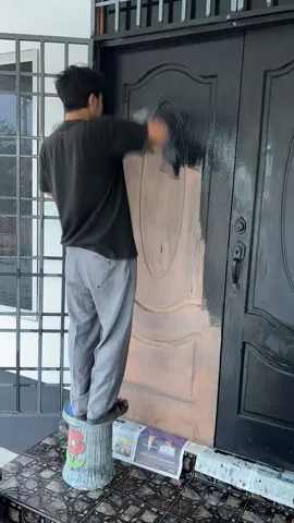 Semua nak hitam ni. 🤣  #paint #door #matte #black #matteblack #woodpaint #doorpaint #seamaster #jotun #catpintu 