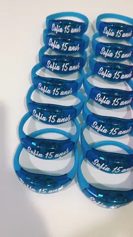 Pulseira de led personalizada para sua festa! Faca logo seu pedido! #pulseira #tiktok #viral #viralvideo #viraltiktok #led #silicone #festa #15anos #maispulseiras 