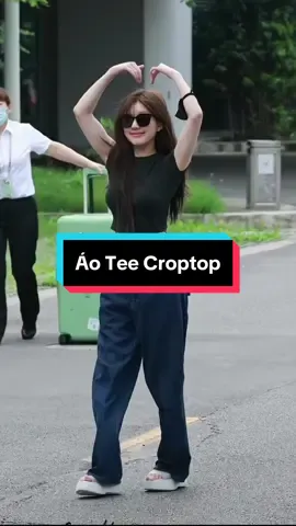 Triệu Lộ Tư phối chiếc áo croptop này nhìn mà mê lắm luôn các nàng ơi #aocroptop #trieulotu #phoidoxinh 