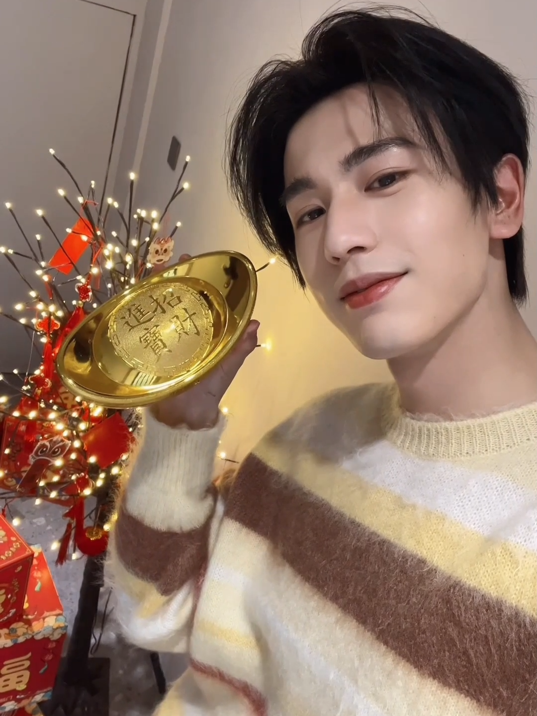 💰돈 많이 많이 버시고, 용의 해엔 대박나세요🧧 (출처 : 장릉혁 더우인) #영안여몽 #장릉혁  #장링허 #宁安如梦 #张凌赫 #StoryofKunningPalace #ZhangLinghe  #iQIYI #fyp #StoryofKunningPalaceiQIYI #Cdrama #중국드라마 #중드 #중드추천 #드라마 #드라마추천