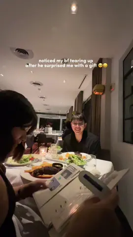 noticed this after rewatching the video 👀 as a memory hoarder, super love the surprise wahh 😭 . . . . . . . . #couples #coupleph #dinner #dinnerdate #blackbirdmakati #surprise #instax #film #fyp #danzelrafter 