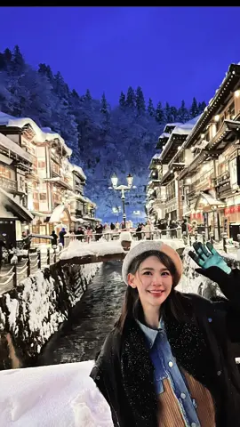 #銀山溫泉 號稱真人版神隱少女的復古景點，真的好美～也好小～ 大概逛30分鐘就可以逛完 （然後整座山都是台灣人，傻眼！！ 有種在九份的感覺😅） 晚上人很多～很多，所以建議大家4-5點左右來可以拍拍白天的景色，順帶吃吃東西，雖然吃的選擇非常少，但靜靜的欣賞這片雪景真的很值得 😍 還可以泡泡湯（有免費泡腳池，超燙） 交通問題：我們人比較多所以是包車到銀山溫泉山下的停車場（因為外車不能上山）只能在轉搭銀山溫泉接駁車500日圓是來回的票價（只收現金）票根記得留著，上下車都要看🎫  下車在走差不多10分鐘就到達銀山溫泉啦！！！！ ⚠️路面很滑記得穿止滑的鞋子（慢慢走也可以啦！！）有帽子的話可以戴，因為雪好大 ❄️ P.S 我是1月初去的，大雪紛飛很美也很擋視線，眼睛一直吃雪 😓  #雪一落这里就美成了诗 #雪后的雪乡变身童话小镇 #下雪天镜头是有感情的 #在暴雪时分 #下雪的季節 #銀山温泉街 #童話故事 #神隱少女 #隨便拍 