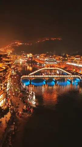 Fenghuang Ancient Town at night will blow ur mind 🖤 #chinatravel #nightview #cityview #fenghuang #china 