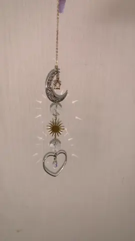 Nouveauté: Attrape soleil , flash bijoux , diponible a la vente sur mon instagram :kimberly.oracle_ Creation main , vente unique . #attrapesoleil #soleil #lune #cristal #coeur #etoile #reflet #bienfait #naturel 