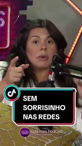 Como um casal deve se comportar nas redes sociais?  Para a @marirvabo nem homem nem mulher tem responder elogios com sorrisinhos. Você concorda? #Relacionamento #RedesSociais #ColaMaisPodCast 
