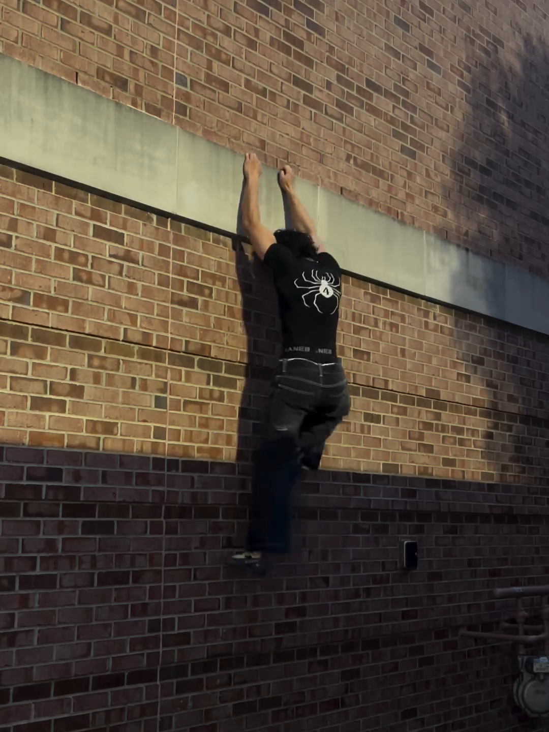 Bro thinks he's spiderman... He's not wrong 😄  (IG🎥: @isaiah_evangelo) #Unreel #Extreme #Climbing #Spiderman #Calisthenics