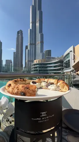 Pizza & views! Life is this! #Foodie #pizza #dubai #dubaimall #dubaimallrestaurants #views #burjkhalifa #foodtiktok 