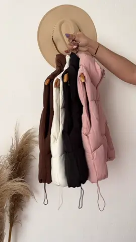 ¡ÚLTIMAS UNIDADES! Oferta Q135.00 más envío 📦  Chaleco puffy✨ Talla S agotado Talla M: Rosado, Negro, Café y blanco.  Talla L: Rosado, Café y Negro. Envíos a toda Guatemala 🇬🇹#chaleco #chalecodama #Moda #outfits #fashionstyle 