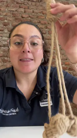 Tutorial día del gato ¡hagamos un juguete! 🐈‍⬛ ➡️ Encuentras todos los materiales en www.trenzaduriafraile.cl  #tutorial #gatos #catlover #DIY #yute #trenzaduriafraile 