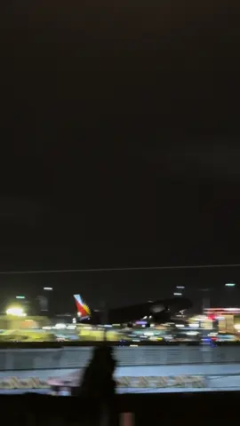 late night coffee with this view 🛫🌌☕️ #shellc5southlink #airplaneobservationdeckph #planespotting #coffeewithaview #coffeewithfriends #tambaynights #chillnightvibes #fypシ #fypシ゚viral #foryoupage 