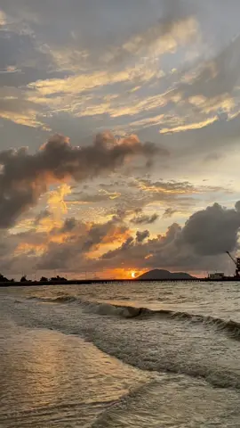 Yang indah belum tentu menyenangkan #monologlagu #astrophile #senja #pantai #fypシ 