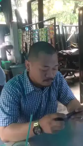 video aslinya ternyata bapak² yang marah karna ngegame wkwk