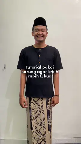 Tutorial pakai sarung simpel tapi tetep rapi😎👍🏻 #sarungsantri #sarungmotif #sarungbatik 