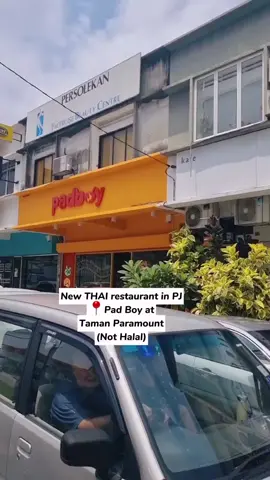 Pad Boy at Taman Paramount is one of PJ's latest restaurant opening. With its bright yellow exterior and  modern interior, Pad Boy serves THAI cuisine. With a sole focus on Pad Kra Pao, one can decide the spice level, type of meat, egg and basil one wants in their dish. Additionally, there are also several sides available as add-ons. What we had: 1) Kra Pao Chicken, RM 13.90 (minced chicken + fried egg + holy basil + Just Nice spice level) 2) Kra Pao Pork, RM 15.90 (mince pork + Omelette + Thai Basil + Just Nice spice level) While both dishes were good, I liked the pork version better. It had an extra uummph! Thai Basil was a better choice rather than Holy Basil. It worked better with the minced meat. Just Nice spice level may already be hot and spicy for some. Plenty of sliced chilies in it that provided more than enough heat. Good enough for me 👌 3) Keropok, RM 6.90. While waiting for the main dishes to arrive, we munch of these crispy keropok. I liked it. 📍: No. 53, Jalan 20/7, Taman Paramount, PJ. ⏰️: Everyday, 11 am - 10 pm. #padboytamanparamount #padboypj #padboyrestaurant #tamanparamount #petalingjayafood #petalingjaya #pjfood #pjfoodie #thefoodbunnymy #thefoodbunny #padkrapao #thai #thaifood #keropok #pjfoodhunting 