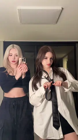 새로 배워온 춤을 동생 앞에서 춰보았다 Her face😂 #sisters 