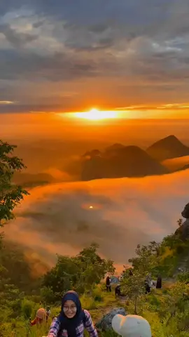 Golden Sunrise Bukit Cumbri  #cumbri #bukitcumbri #bukitcumbriwonogiri #bukitcumbriponorogo #wisatawonogiri #wisataponorogo #explorewonogiri #exploreponorogo #gunung #gunungindonesia 