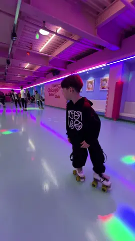 #추천#추천떠라#이영상추천뜨길#떡상하자 #rollerskating#롤러장#롤러스케이트#빽롤#뒤로타기#취미#생활#핱_눌러주세요#fyp#틱톡스포츠#주말#취미생활#운동#일상기록#이영상추천뜨길#핱_눌러주세요#롤러보이태홍#유튜브롤러보이태홍#목표#300k 