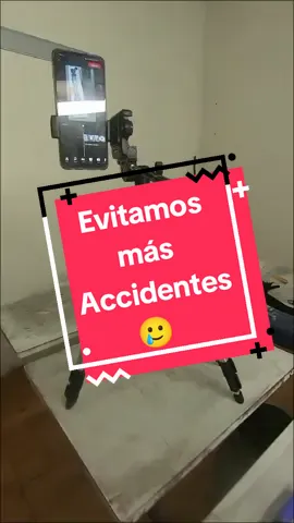 Nos equipamos en nuestra área audiovisual 💪 para darle seguridad a nuestros equipos de grabación. En este caso a nuestro pobre celular que con solo dos meses  de usado ya tuvo una operación a pantalla abierta.   #seguimos #serigrafiatextil #tripode #tallerdeestampado #contenido 