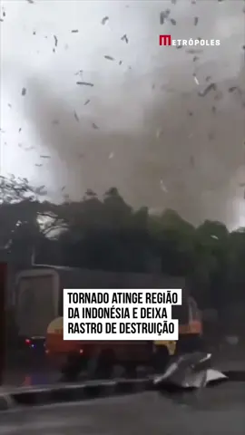 🌪️ Um #tornado atingiu a região de Rancaekek de Bandung Regency, em West Java, na #Indonésia, nesta quarta-feira (21/2). O #fenômeno assustou moradores e deixou um rastro de destruição. Vídeos divulgados nas redes sociais mostram o momento em que o tornado atinge a região, provocando fortes ventos e derrubando árvores. Ainda não há informações sobre m0rtos ou feridos. #TikTokNotícias 