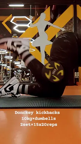 glutes focus kicks💯⚡⚡#Fitness #fitnesstips #exercise #workoutsforwomen #lowerbodyworkout #isolationmoves #bodybuilding #foryoupageofficiall #keşfetteyiz #fypシ゚viral #tiktokturkey #africantiktok #الشعب_الصيني_ماله_حل😂😂 