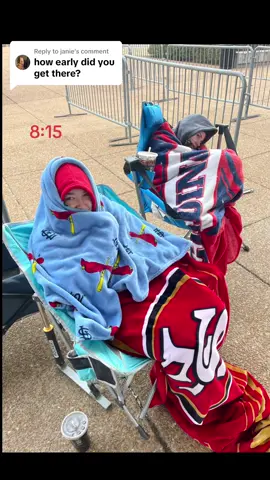 Replying to @janie 8:15 but it was worth it. Other people started showing up about 9:30. The end of the catwalk is only 5 people wide and we were the center 3. 