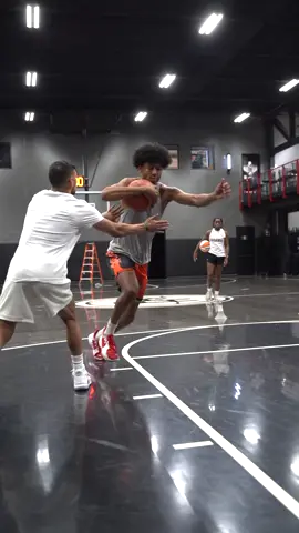 1 Hand Tuck Pick Ups allow you to tuck the ball tight to your body with 1 hand leading into your finish 🔑 This is 1 option on how you can pick the ball up to keep the ball protected when going through traffic.  Every Pick Up option has its purpose based on the defender’s positioning and open space! 