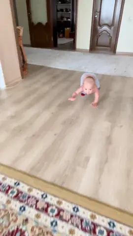 Bro is an elite crawler 😂 (Via @mirpolontain ) #fyp #explore #funny #baby #babyboy 