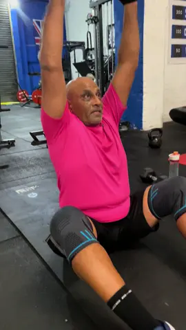 Mahendra smashing out his sit ups 👊🏻🔥 #situps #core #strength #gym #lboro #loughborough #bootcamp #smythfitness #smythfitnessbootcamp 