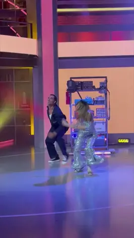 🔥👌🏻¡Por fin! Todo esfuerzo valió la pena y el #TeamNickyCamilo conquistó el ojo de #osmelsousa , quien ya les dio un cinco de calificación en #HoyDíaBailamos.   🙌🏼✨