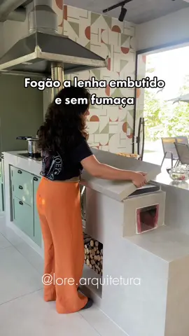 Fogão a lenha embutido que não produz fumaça  Após um ano pronto, esse fogão a lenha recebeu uma pequena reforma, ganhou uma tampa que o transforma em uma bancada de apoio quando nao esta sendo usado #fogaoalenha #fogaodelenha #fogaocaipira #fogaoalenhaecologico #custobeneficio #cozinharustica #kitchenfarmhouse #farmhouse #farmhousedecor #farmhousekitchen #cozinhadecorada #decor 