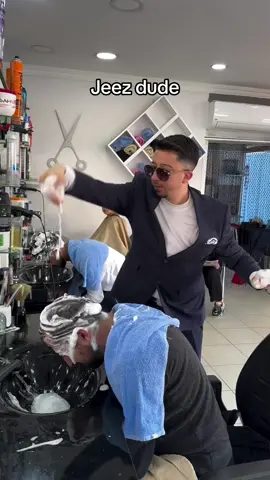 Get that kid outta there #barber #funnyprank #shoutoutot (via @TOKATCİ BERBER 👋)