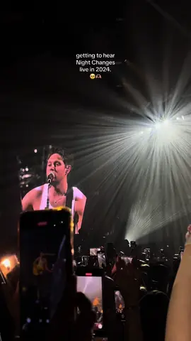 screaming crying throwing up #niallhoran #belfast #tslot #onedirection 