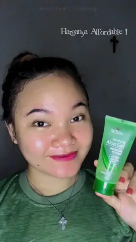 Moisturizer yg mampu menghidrasi kulit dari 𝘝𝘪𝘷𝘢 𝘞𝘩𝘪𝘵𝘦, yaitu 𝐒𝐨𝐨𝐭𝐡𝐢𝐧𝐠 𝐀𝐥𝐨𝐞 𝐆𝐞𝐥 𝐌𝐨𝐢𝐬𝐭𝐮𝐫𝐞 𝐑𝐞𝐜𝐡𝐚𝐫𝐠𝐞✨ • Memberikan kelembapan pada kulit • Melembutkan • Meregenerasi sel kulit BPOM ✅ Halal ✅ Aman utk semua jenis kulit ✅ Harganya juga Affordable❕ YUKK!! Buruan Cek Out di @Viva Cosmetics atau e-commerce kesayangan kalian.. Selamat Mencoba, THANK YOU🤍 • • #VivaWhite #SoothingAloeGelMoistureRecharge #MoisturizerViva #RekomendasiMoisturizer #endorsement #destriwatilimbong 