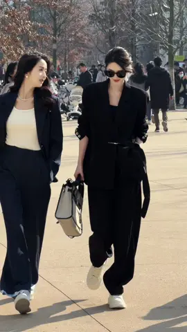 Là con gái phải ngang tàn ngạo nghễ. Bước vào đời phải mạnh mẽ kiêu sa. Là con gái phải biết tha biết hận. Phải biết yêu và tàn nhẫn khi cần. Phải biết sống để ta là chính mình🥰 #thuytienfashion #quanaoquangchau #fyp 