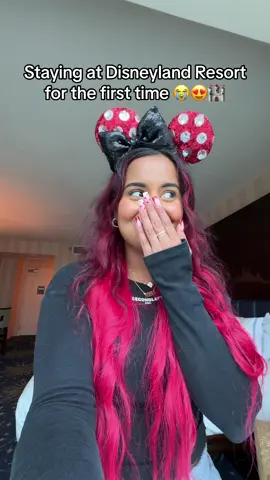 The room is the CUTEST 😭😍 Have you guys ever been to Disneyland? 🤩 || #hostedbydisney (ad) 