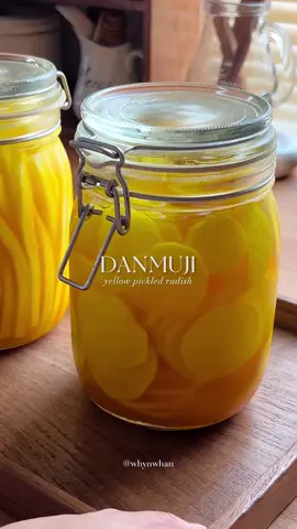 ทันมูจี (ไชเท้าดองเกาหลีสีเหลือง)💛 Ingredients/ ส่วนผสม - 2 kg daikon radish / หัวไชเท้า - 2 tbsp salt/ เกลือ - 400 ml water / น้ำสะอาด - 400 ml vinegar/ น้ำส้มสายชู - 400 g sugar / น้ำตาลทราย - 1 tbsp turmeric/ ผงขมิ้น - 2 bay leaves/ ใบกระวาน - 2 tsp black peppercorns / พริกไทยดำ - ปอกเปลือกไชเท้า ล้างและนำมาหั่น หวานหั่น 2 แบบ แบบแท่งและแบบแว่น (แบบแท่งทำคิมบับ แบบแว่นเป็นเครื่องเคียง) - โรยเกลือ และทิ้งไว้ 30 นาทีให้ผักคายน้ำ - ระหว่างนั้นทำน้ำดอง โดยใส่ส่วนผสมทุกอย่างลงหม้อ คนให้เข้ากัน เปิดไฟต้มจนเดือด - นำมากรองเอาแต่น้ำ พักไว้ให้เย็นสนิท - เมื่อผักคายน้ำแล้วให้เทน้ำส่วนเกินทิ้ง แต่ไม่ต้องล้างน้ำเกลือออก - จัดไชเท้าใส่โหล และเทน้ำดองลงไปให้ท่วม - แช่เย็น 2 วันทานได้ค่ะ อุปกรณ์ครัว - มีด และหม้อ @berghoff_th  - เขียง @zwilling_th  - หาซื้ออุปกรณ์ครัวแบบนี้ได้จากร้าน @mlkconnect นะคะ . . . #danmuji #pickledradish #yellowpickledradish #ทันมูจิ #ทันมูจี #ไชเท้าดอง #ไชเท้าดองเกาหลี #ห้องครัวtiktok #ไชเท้าดองสีเหลือง 