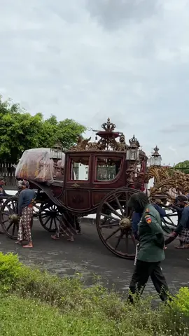 Kanjeng Kyai Garudayeksa, Kareta Pusaka Karaton Ngayogyakarta Hadiningrat. Membuktikan bagaimana sakral dan megahnya peradaban jawa waktu itu. I’m proud to be javanese ❤️ #fypシ #fyp #fypage #kratonyogyakarta #kratonjogja #yogyakarta #jogjaistimewa #jogja #karatonngayogyakartahadiningrat 