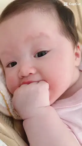 Mút tay nhiệt tình, mút bất chấp. Nhả luôn ti để mút tay.. #embe #Happi #2m18d #baby #embedangyeu 