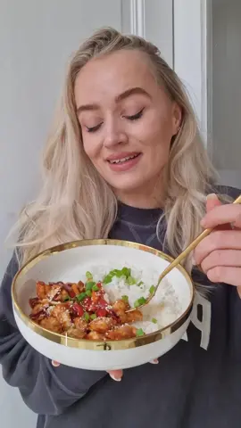 Další tip na rychlý oběd 🙏🙂 tentokrát z horkovzdušné fritézy (ale můžete udělat i v troubě). Budete potřebovat: 2 mrkve 1/4 papriky 1 červenou cibuli 2 jarní cibulky 1 větší kuřecí prso (+ zeleninu podle chuti) Koření - sůl, pepř, 1 lžička granulovaného česneku, 1/4 lžičky chilli, 1/2 lžičky kmínu, 1 lžička červené papriky Omáčka - 1 lžíce sezamového oleje (můžete dát i jiný olej), 2 lžíce sójové omáčky, 5-6 lžic kupované sladko-kyselé omáčky, 1 lžička granulovaného česneku, 1 lžíce sezamových semínek Postup je jednoduchý, jasný z videa 😊 pekla jsem na 200 stupňů cca 20 minut a servírovala jsem s rýží. 🙏🙂 dobrou chuť ❤️ #recept#rychlyobed#hannetonmonde#varenisanet 