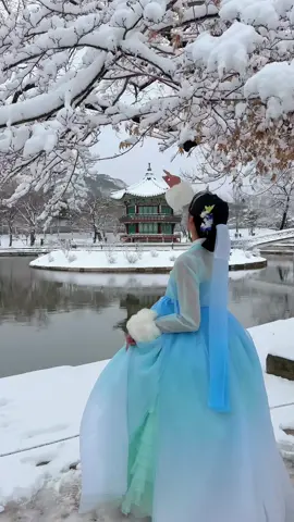 ❄️❄️오늘 서울 눈왔잖아🥹☃️❄️ 이런날 한복 입고 경복궁 가야해🫶🏻 🩵한복 - @arang.hanbok 에서 대여 #경복궁 #경복궁한복 #한복 #전통한복 #한복대여 #눈오는날 #눈 #❄️ #겨울왕국 #공주 #공주#seoul #hanbok #korea #corea #gyeongbokgung #hanbokrental #princess 