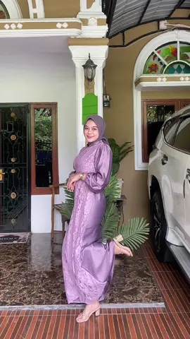 Masih di dress paling best seller, kali ini aku spill warna mauve nih, elegan banget warna nya ga norak sama sekali dipakai, langsung CO🛒 #gamisbrukatmurah #gamisbrukat #dressbrukat #ootdhijab #brukat #gamislebaran2024 #dresslebaran2024 #mauve 