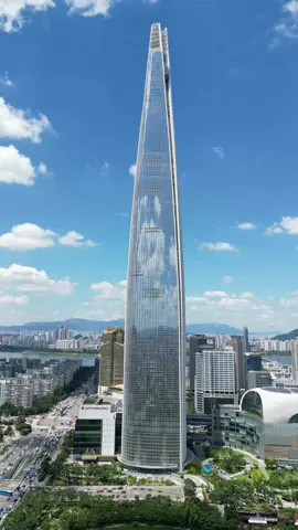 555미터의 높이를 자랑하는 롯데월드타워 #korea  #seoul  #seoultravel  #서울  #서울여행  #서울드론  #seouldrone  #koreadrone  #소니  #sony  #a7r4a  #dji  #drone  #dronevideo  #moonview  #lotteworld  #lotteworldtower  #롯데타워  #롯데월드타워 #잠실 #잠실역