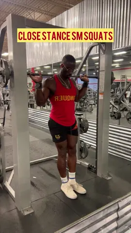 MORNING EXERCISE TIP SMITH MACHINE “ close stance “ SQUATS thewayofjay.com #quad #vegan #legworkout #muscle #squat 