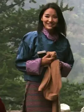 Our most humble and compassionate queen. Her majesty is truely a yum jetsun drolma in human form. Deeply grateful for her majesty unwavering support to the nation✨🙏⭐️💛🇧🇹 #queenjetsunpema #bhutan #royalfamily #beautifulqueen #humblequeen #blessed #kingandqueen   #landofthunderdragon🇧🇹 #bhutanesemuser #hermajesty 