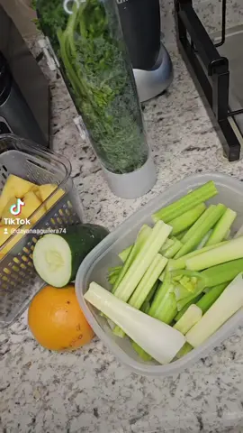 Batido que ayuda adelgazar y a desintoxicar. Ingredientes :Pepino, apio, piña, perejil y jugo de naranja.#parati #jugoverde #detox #healthy 