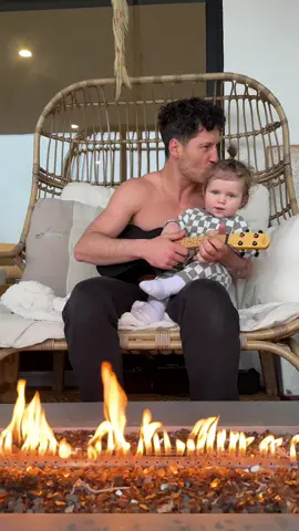 Rainy LA mornings just got a whole lot better 🥹😭🩵👨‍👩‍👦🎶🌦️ #family #baby #parentsoftiktok 