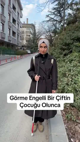 Görme Engelli Çiftin Çocuğu Olunca  Toplumda görme engelli çiftlere yönelik, “Çocuğunuz inşallah sizin gözünüz olur.” “Bir kız çocuğunuz olsun da size yardım etsin.” gibi ifadeler sıkça kullanılıyor. Bu ifadeler hem ebeveynler için çok rahatsız edici olabiliyor hem de çocuklara, almamaları gereken büyük bir sorumluluk yüklüyor.  Görme engelli bireylerin yaşamlarını sürdürmek için bir göze ihtiyacı yoktur, kaldı ki kimse kimsenin gözü kulağı olamaz. Engelli bireyler yaşamlarını bağımsız şekilde sürdürmekte, çocuklarının her türlü ihtiyacını karşılayabilmektedir.  Çocukların engellilere ebeveynlik yapması beklenemez, engelli bireyler çocuklarına ebeveyn olurlar.  Bu nedenle kişilere karşı bu tür ifadeleri kesinlikle kullanmamalıyız.  Bu videonun çok sayıda kişiye ulaşması bizim için çok önemli, lütfen farkındalık için videomuzu çevrenizle paylaşmayı unutmayın!  #çocuk #ebeveyn #göz #görmeengelli #farkındalık #aile #destek #yardım #sorumluluk #bilinçlenme 