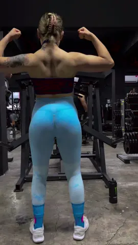 Eres mejor que ayer, mejor que quién? Que tu “yo” de ayer, de hace un año. Sigues aquí. La gente puede traicionarte, dejar de hablarte, darte la espalda, pero al final mírate. Sigues aquí.  #gym #gymmotivation #gymrat #gymgirl #fitnessmodel #fitnessmotivation #bulk #bulking #armday #biceps #triceps #Love #selflove #fyp #transformation #bodybuilding