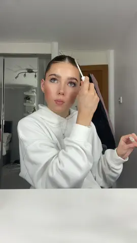 slick my hair back w me 🤍#foryoupage #teengirl #slickback#hair#slickbackbuntutorial #getreadywithme 