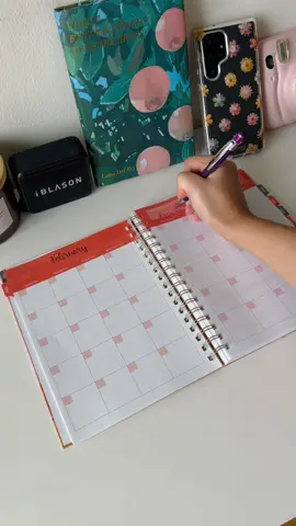 In our planner girl era❣️🌺 Have you reached your February goals yet? 
#planner #calendar